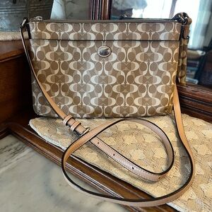 COACH Classic Peyton Dream C Signature‎ EastWest Swingpack Crossbody Khaki White